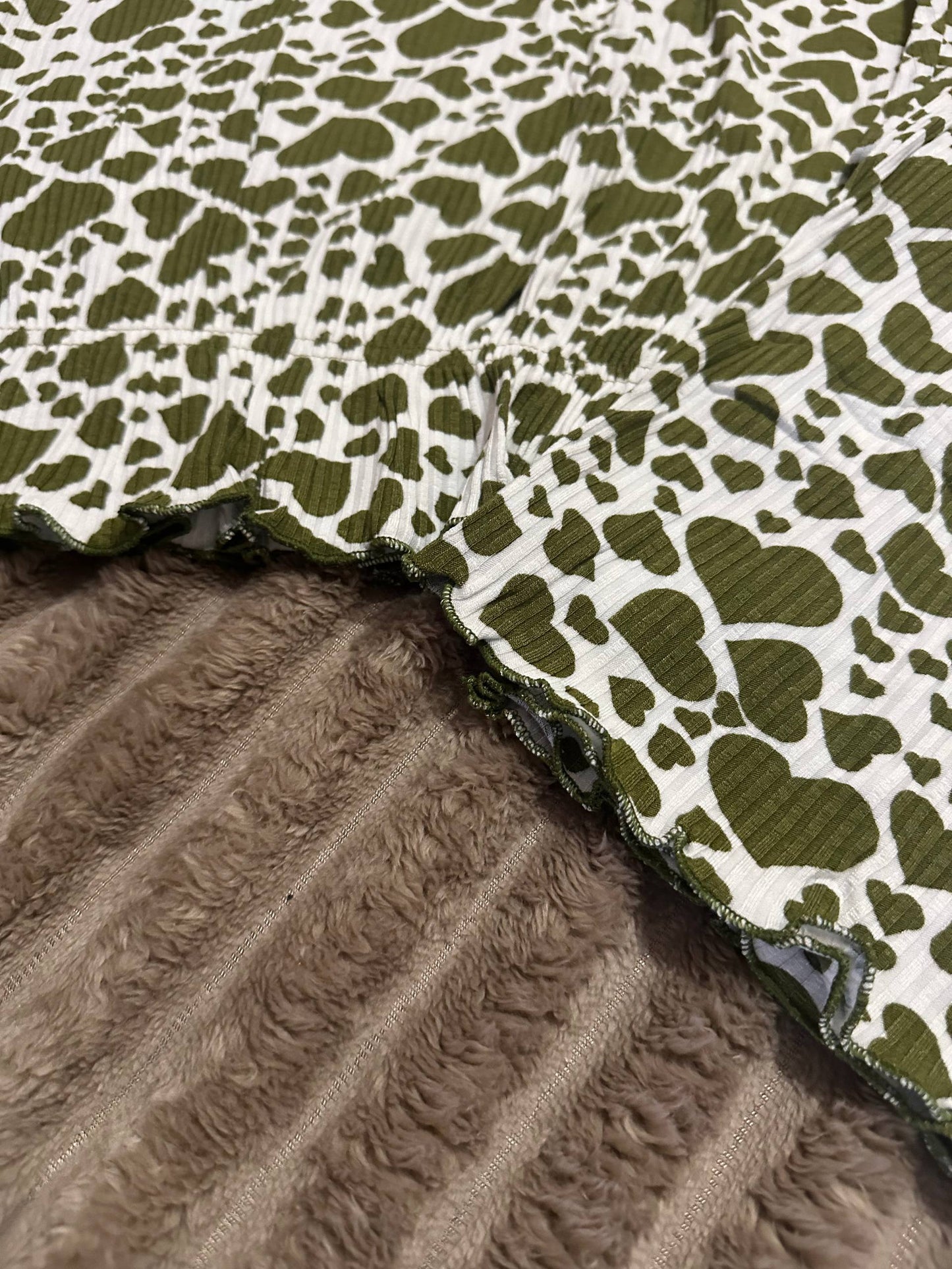 Women’s ribbed pajama set with lace – green hearts print, T-shirt and pants