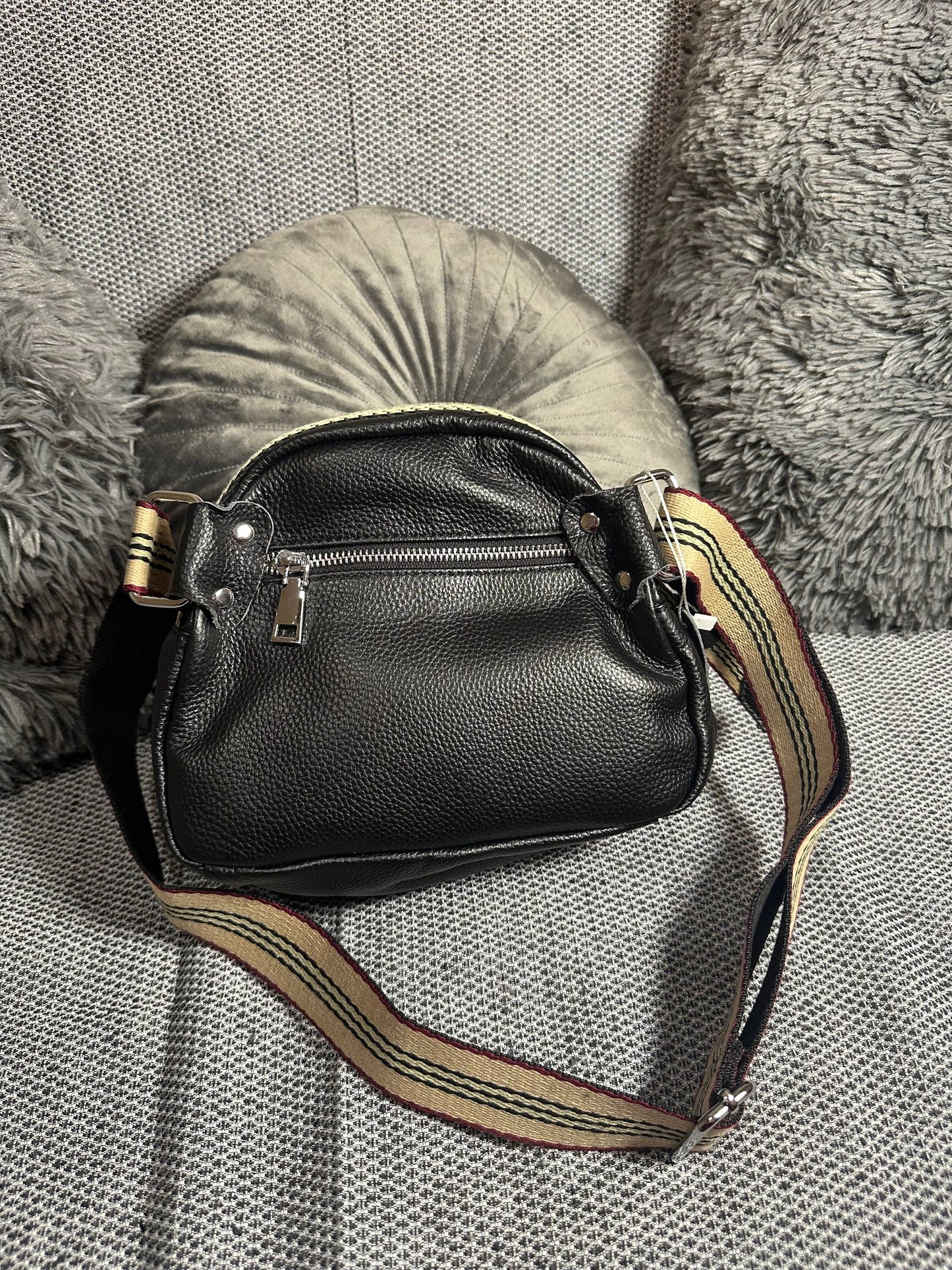 Compact Genuine Leather Bag with Vintage-Style Strap