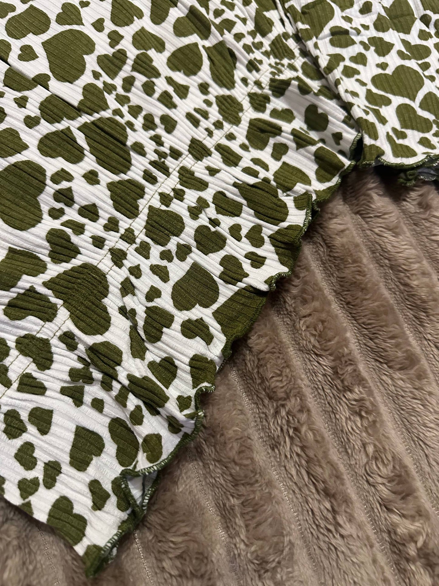 Women’s ribbed pajama set with lace – green hearts print, T-shirt and pants